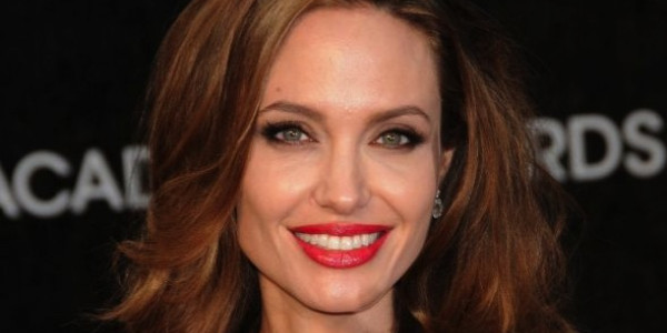Chirurghi plastici sul caso angelina Jolie: giusta la scelta dell'attrice