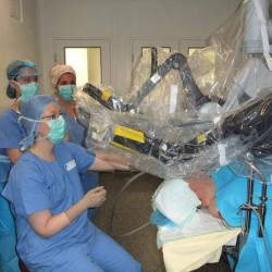 Chirurgia con robot piu' costosa ma piu' sicura