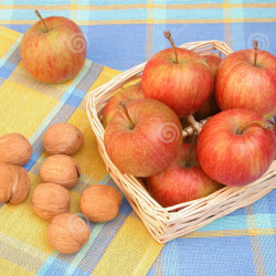 Lattuga, noci, arance e mele aiutano la pelle contro l'invecchiamento